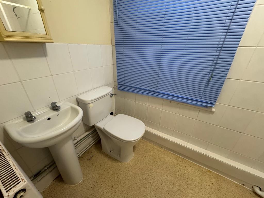 Lot: 129 - FREEHOLD ARRANGED AS TWO DWELLINGS WITH PARKING - Ground floor flat WC in shower room